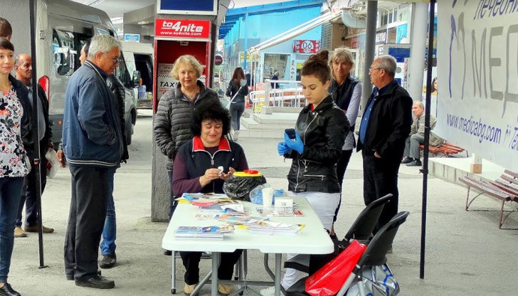 Пристигащи на Автогара - юг бяха посрещнати от екип на УМБАЛ „Медика"