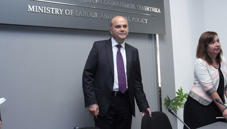 Министерството е предложило увеличението да бъде с 15 %, да се стимулират хората да продължат да работят, да остават в системата, заяви министърът