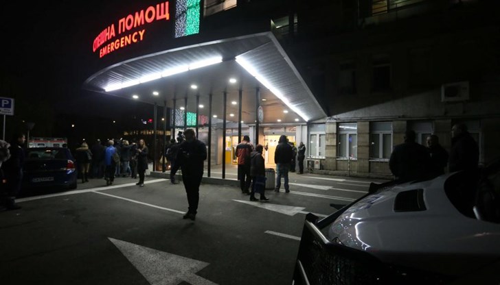 Двама души загинаха, евакуираха 100 пациенти на болницата