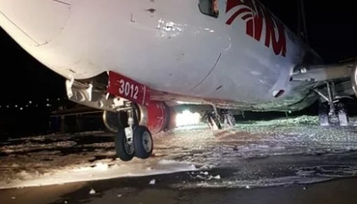 Аеропланът е счупил десния си колесник