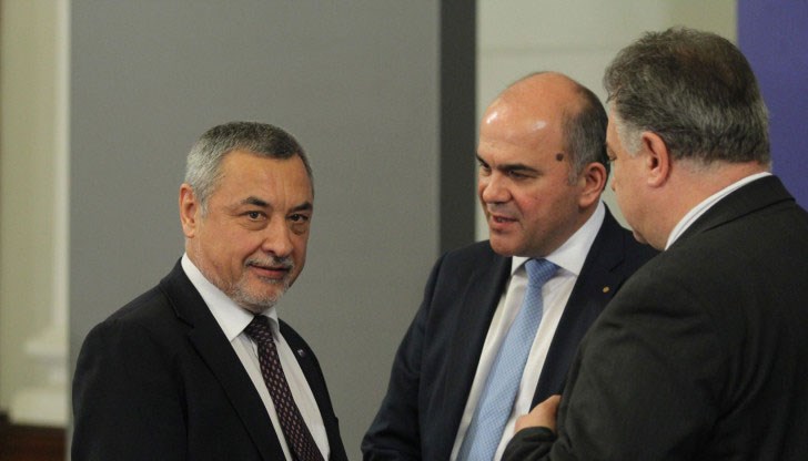 В тази сфера има много проблеми, но Петков не носи сериозна вина за тях, коментира председателят на социалната комисия Хасан Адемов В тази сфера има много проблеми, но Петков не носи сериозна вина за тях, коментира председателят на социалната комисия Хасан Адемов