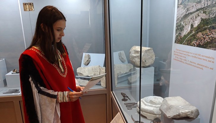 Ученици от Математическа гимназия „Баба Тонка“ се потопиха в епохата на средновековието