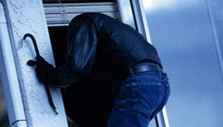 Апашите задигнали алкохол, салам и пари Апашите задигнали алкохол, салам и пари