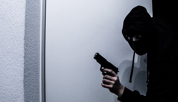 Но се изплаши от касиерката и избяга