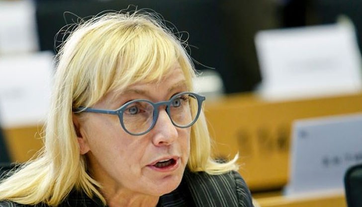 Причината е искането за сваляне на имунитета ѝ на евродепутат