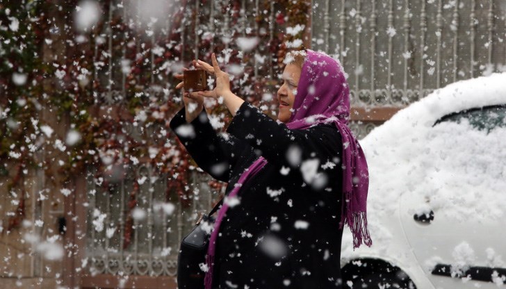 Снегът заваля в пиков час, което попречи на работата на снегорините