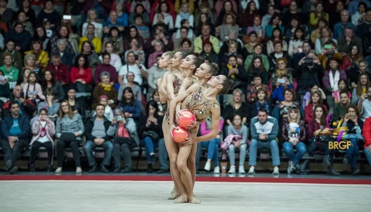 Публиката не издържа и стана на крака при блестящото изпълнение на ансамбъла