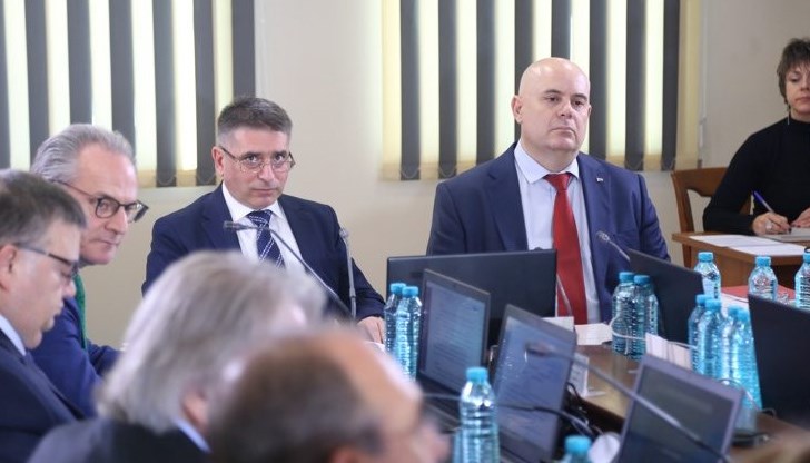 Полицията отцепи района пред сградата, променят движението на автобуси и трамваи.