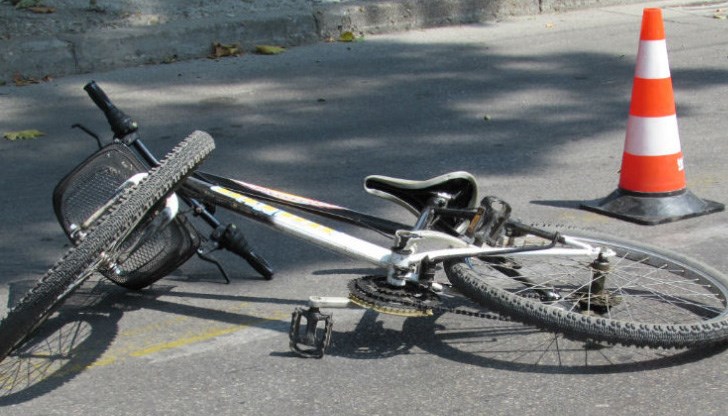 Велосипедистът е блъснат от кола