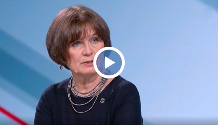 Не само Алекс, а и други родители с деца, са стояли часове наред и са чакали