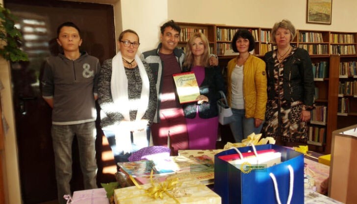Книгите младото семейство Иванка и Валентин Бечеви събрали по време на сватбеното си тържество