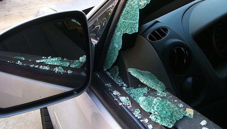 Крадците чупят стъкла на врати, за да вземат акумулаторите на автомобилите