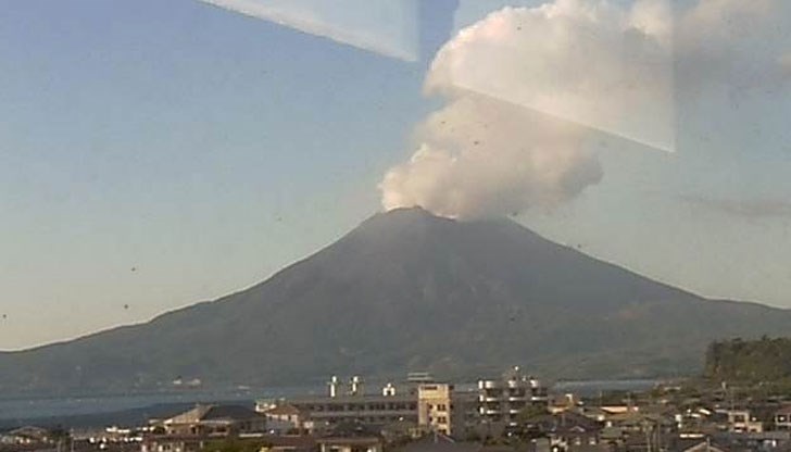 Издадено е предупреждение за ниво 2 по скалата до 5 след изригването на вулкана „Сакураджима“