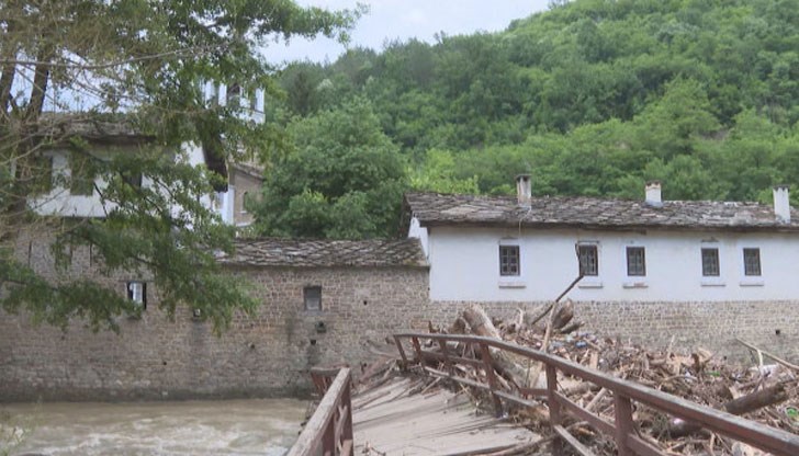 Мостът, който свързва манастира с пещерата „Бачо Киро“ и туристическите маршрути в региона, беше разрушен при проливните дъждове и последвалите наводнения през юни тази година