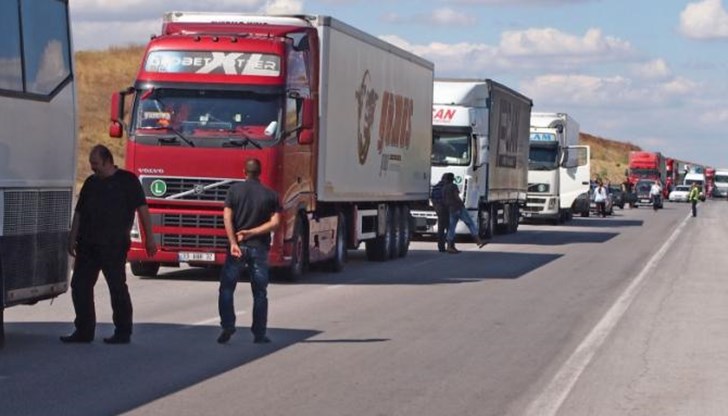 За първи път спирането на тежкотоварните превозни средства ще бъде само в посоката с очакван засилен трафик