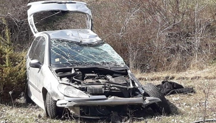 Шофьорката по време на движение е загубила контрол над превозното средство Шофьорката по време на движение е загубила контрол над превозното средство