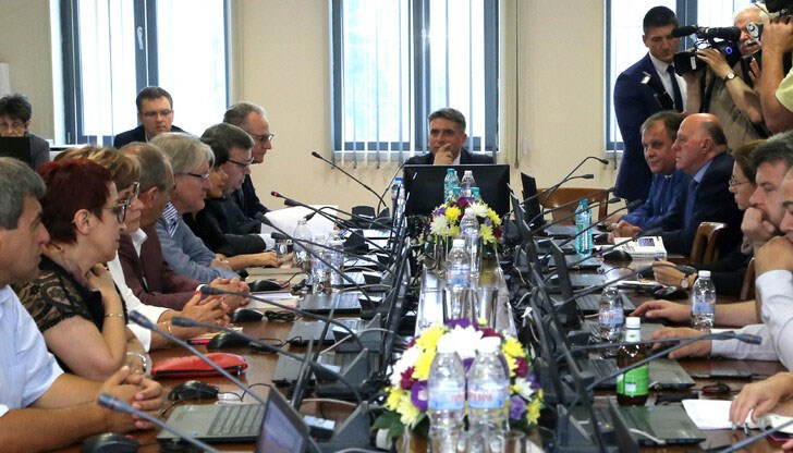 Съветът отказа да разгледа искането на 170 съдии за проверка и дисциплинарна отговорност на Иван Гешев за обида и заплаха както към всеки съдия, така и към всеки гражданин на България Съветът отказа да разгледа искането на 170 съдии за проверка и дисциплинарна отговорност на Иван Гешев за обида и заплаха както към всеки съдия, така и към всеки гражданин на България