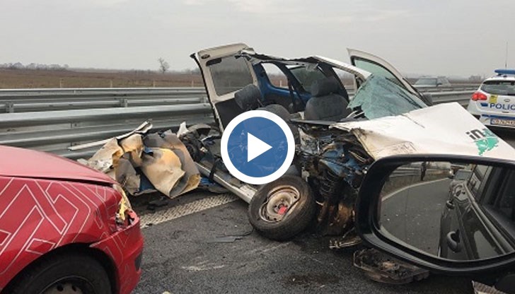 Микробус „Пежо“ се блъснал в ТИР, завъртял се и ударил „Дачия“