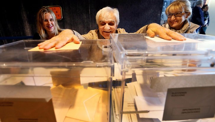 За да гласуват възможно най-бързо, жителите на Виляроа се събират пред урната половин час преди отварянето, за да се подготвят