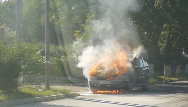 При инцидента не са пострадали хора, пожарът е унищожил част от двигателния отсек на колата