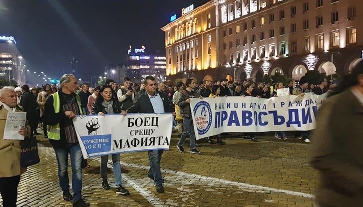 Протестиращите настояват държавният глава да сезира Конституционния съд Протестиращите настояват държавният глава да сезира Конституционния съд