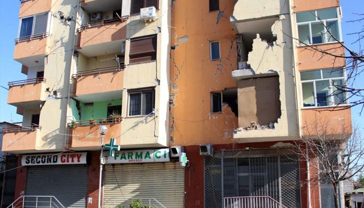 Сега най-важното е да се спасява животът на хората, другите неща ще бъдат решавани по-късно, каза кметът на албанската столица