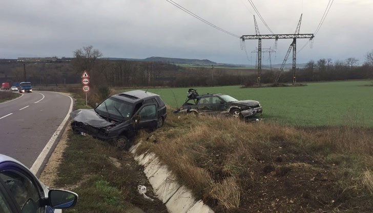 Голф се е блъснал в крайпътна канавка, а Субару е излетяло в нива
