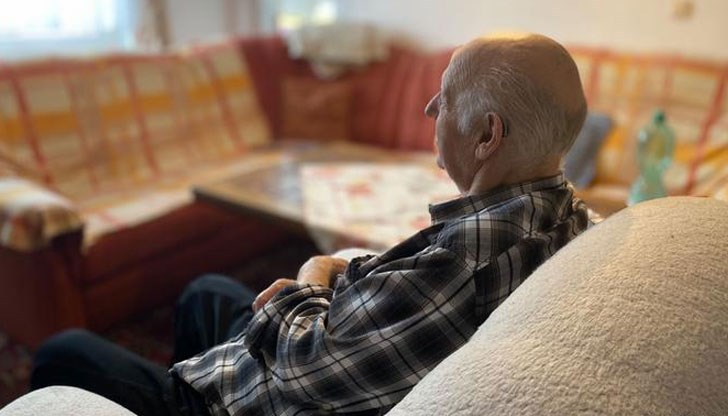 На 77-годишния Ханс му тежи, че не може да си позволи да седне в някое заведение, да си поръча парче сладкиш и чаша кафе