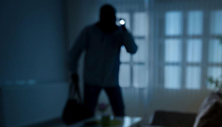 Открадната е сума от 2500 лева, както и монети, които не са в обръщение Открадната е сума от 2500 лева, както и монети, които не са в обръщение