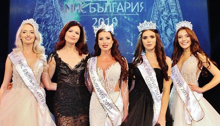 Радинела е на 23 години, от София, и учи журналистика в УНСС