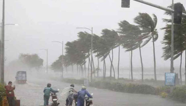 2 милиона души са евакуирани заради циклона, ударил Индия