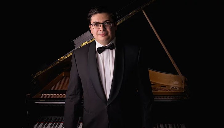 Мартин Иванов е възпитаник на клавирната школа на своята майка Красимира Иванова, която е преподавател в Русенското музикално училище