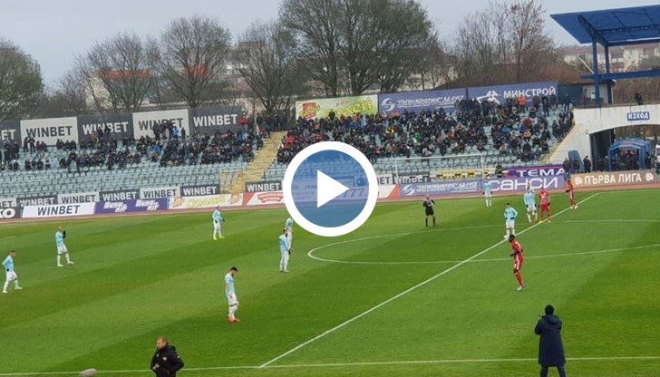 Несигурността около клуба рефлектира и на терена