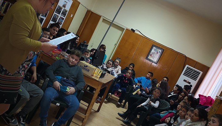 Салонът на НЧ „Светлина“ в село Караманово се превърна в истинска картинна галерия