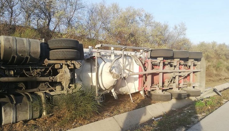 Шофьорът е успял да се измъкне от кабината през люка