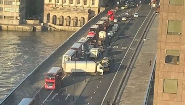 Мъж е застрелян при инцидент на моста в сърцето на столицата, заявиха от британската полиция