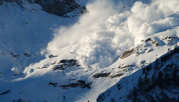 Снежна маса се е откъснала на височина около 3 хиляди метра в подножието на връх Монблан