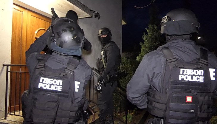 Един от тях е изработвал самите сканиращи устройства, а другите са набирали и обучавали мулета, които да теглят парите