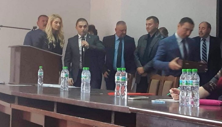 След проведено гласуване за председател на Общинския съвет беше избран Петко Ахмаков