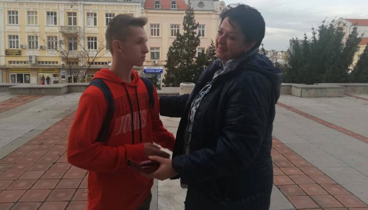 С прегръдка и треперещ от вълнение глас жената благодари за огромния жест на осмокласника С прегръдка и треперещ от вълнение глас жената благодари за огромния жест на осмокласника