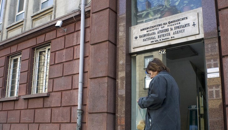 Данъчните запорирали сметки на жена за чужд дълг Данъчните запорирали сметки на жена за чужд дълг