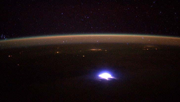 Обикновено мислим, че светкавиците се движат вертикално. Те обаче може да са и хоризонтални, особено на голяма височина Обикновено мислим, че светкавиците се движат вертикално. Те обаче може да са и хоризонтални, особено на голяма височина