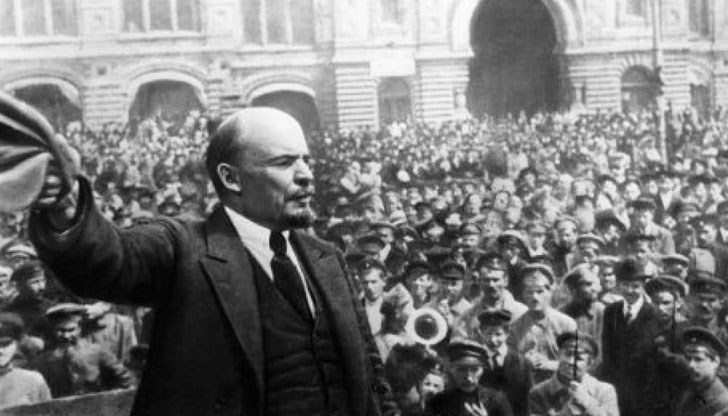 Оказва се, че легендата за добрия Ленин, изправен срещу лошия Сталин, е лъжа, защото именно Ленин започва червения терор