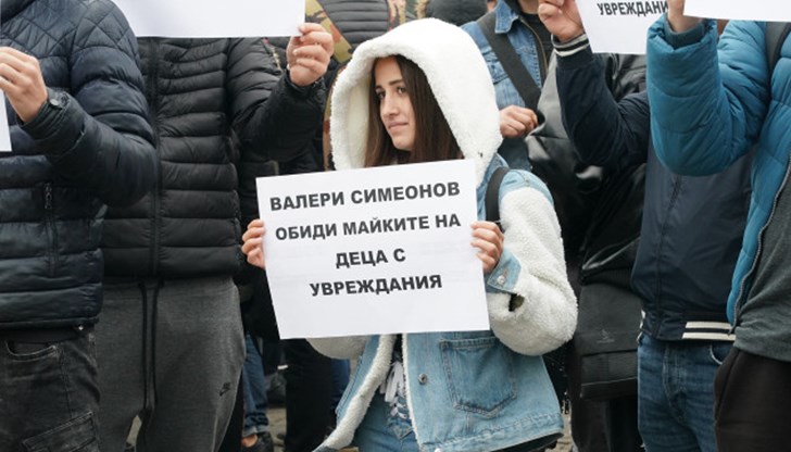 Те искат Валери Симеонов да подаде оставка. Те искат Валери Симеонов да подаде оставка.