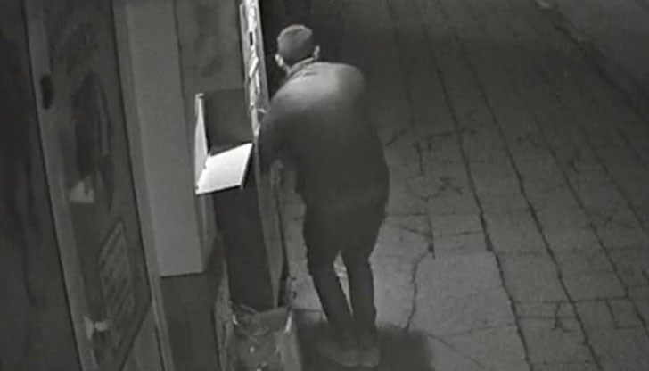 От машината са взети монетник и каса, след като е счупено отделението за готови напитки От машината са взети монетник и каса, след като е счупено отделението за готови напитки