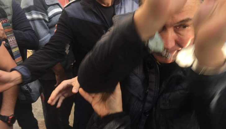 Николай Димитров бе конвоиран от София до Несебър, за да положи клетва, след което отново ще бъде върнат зад решетките Николай Димитров бе конвоиран от София до Несебър, за да положи клетва, след което отново ще бъде върнат зад решетките