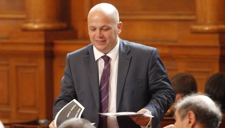 Днес БСП отново обвини ГЕРБ, че намаляването на субсидиите не е отговор на народния зов, а "идея опозицията да бъде поставена на колене и да бъде обезкостена" Днес БСП отново обвини ГЕРБ, че намаляването на субсидиите не е отговор на народния зов, а "идея опозицията да бъде поставена на колене и да бъде обезкостена"