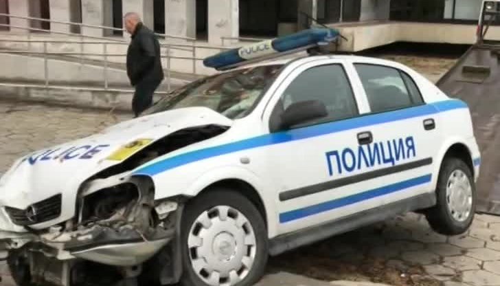 От удара е деформирана бронята на автомобила От удара е деформирана бронята на автомобила