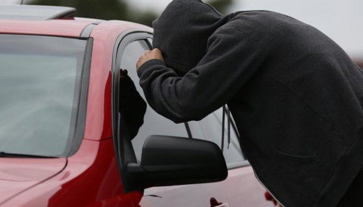 Собственикът оставил колата с отключени врати и поставен ключ на таблото Собственикът оставил колата с отключени врати и поставен ключ на таблото