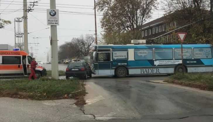 Тролейбус и Голф се удариха на булевард "Трети март"